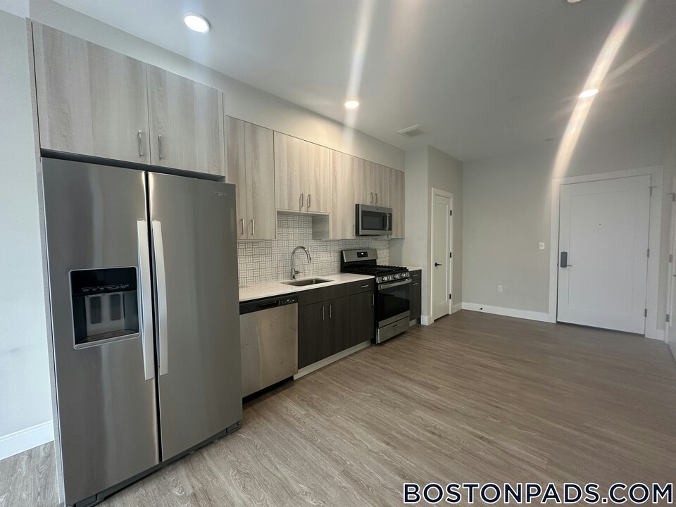 340 Bremen St in Boston, MA - Building Photo