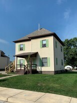 1430 9th St, Unit Upper (1430.5) in Charleston, IL - Building Photo