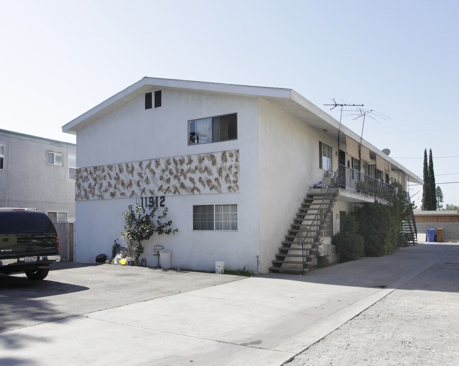 11912 Hart St in North Hollywood, CA - Foto de edificio