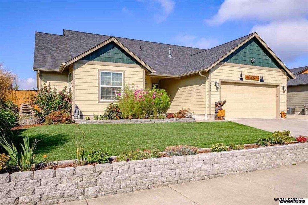 3480 Bald Eagle Dr in Lebanon, OR - Building Photo