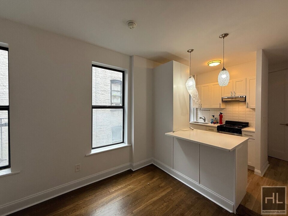 YORK AVENUE in New York, NY - Building Photo