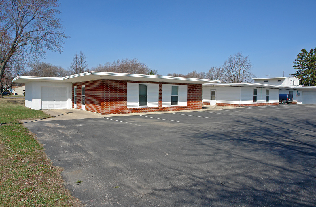 811 E School St in Owatonna, MN - Building Photo