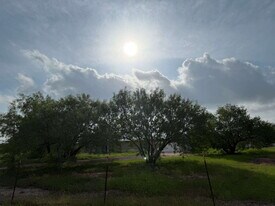 455 Country Trail in Pleasanton, TX - Building Photo