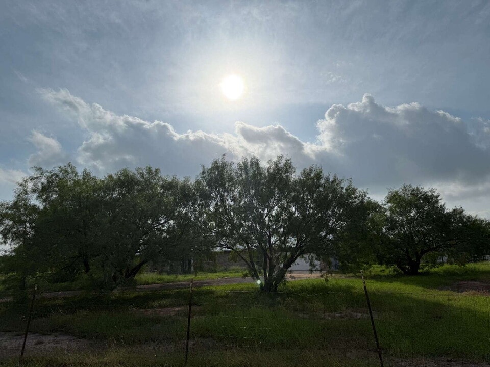 455 Country Trail in Pleasanton, TX - Building Photo