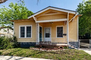 323 Barrera St in San Antonio, TX - Building Photo