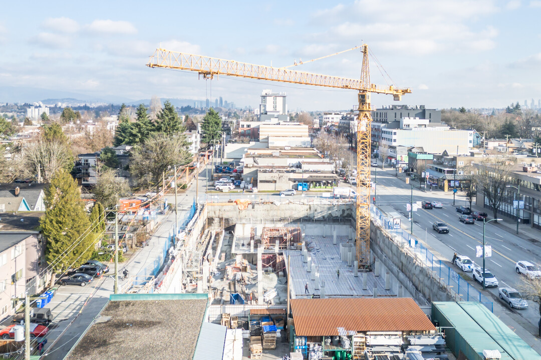 471 E Broadway in Vancouver, BC - Building Photo