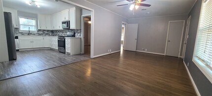 1418 N Roberson St in Conroe, TX - Building Photo - Building Photo