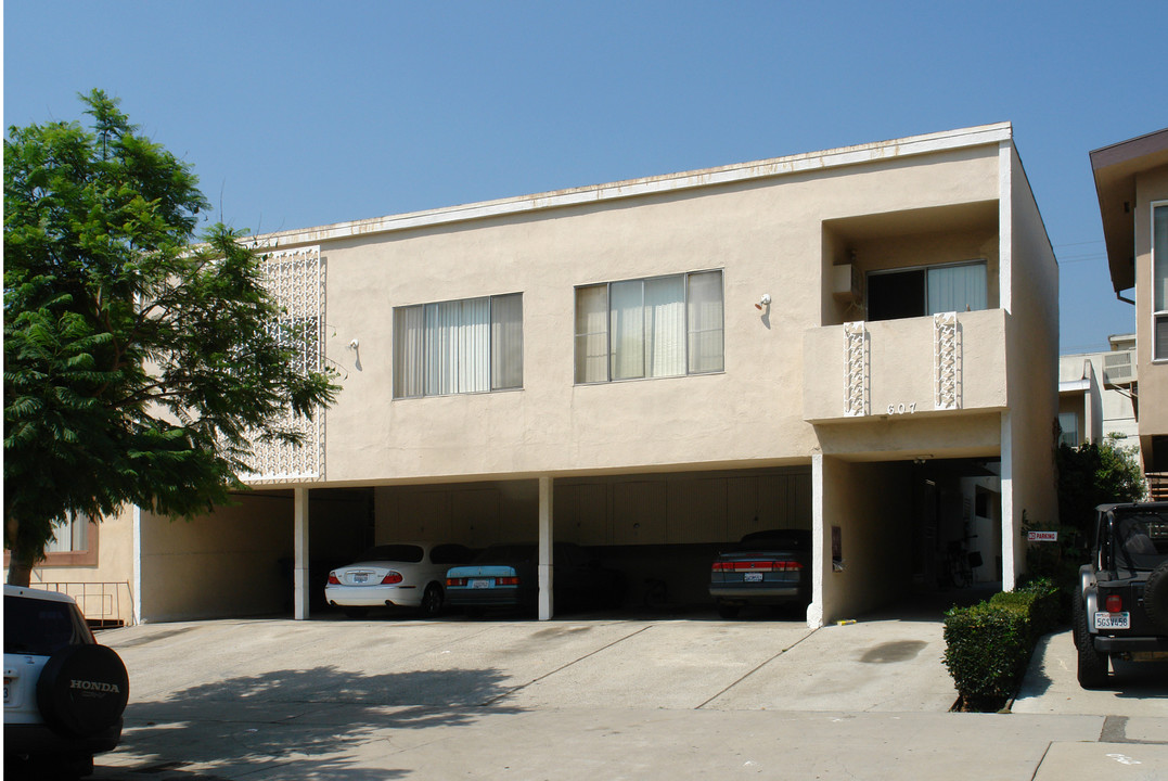 607 N Flores St in Los Angeles, CA - Building Photo