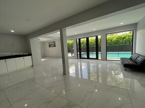 575 NE 179th Dr in North Miami Beach, FL - Building Photo - Building Photo