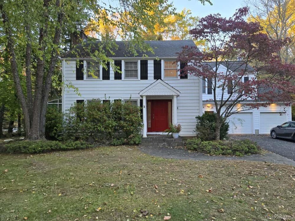 14 Viola Rd in Suffern, NY - Building Photo