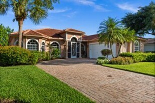 3972 Ruxton Rd in Naples, FL - Building Photo