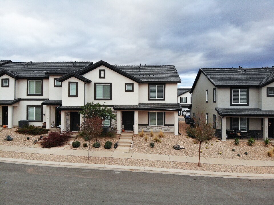 1737 S Devils Garden Ln in Washington, UT - Foto de edificio