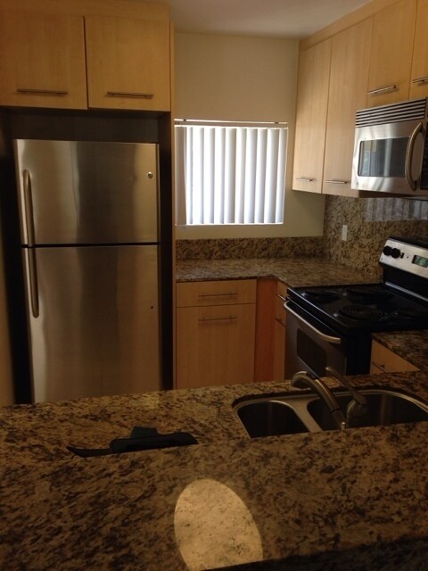 7405 Charmant Dr-Unit -UNIT 2227 in San Diego, CA - Foto de edificio - Building Photo