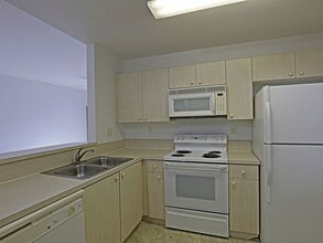 15385 Bellamar Cir in Ft. Myers, FL - Building Photo - Building Photo
