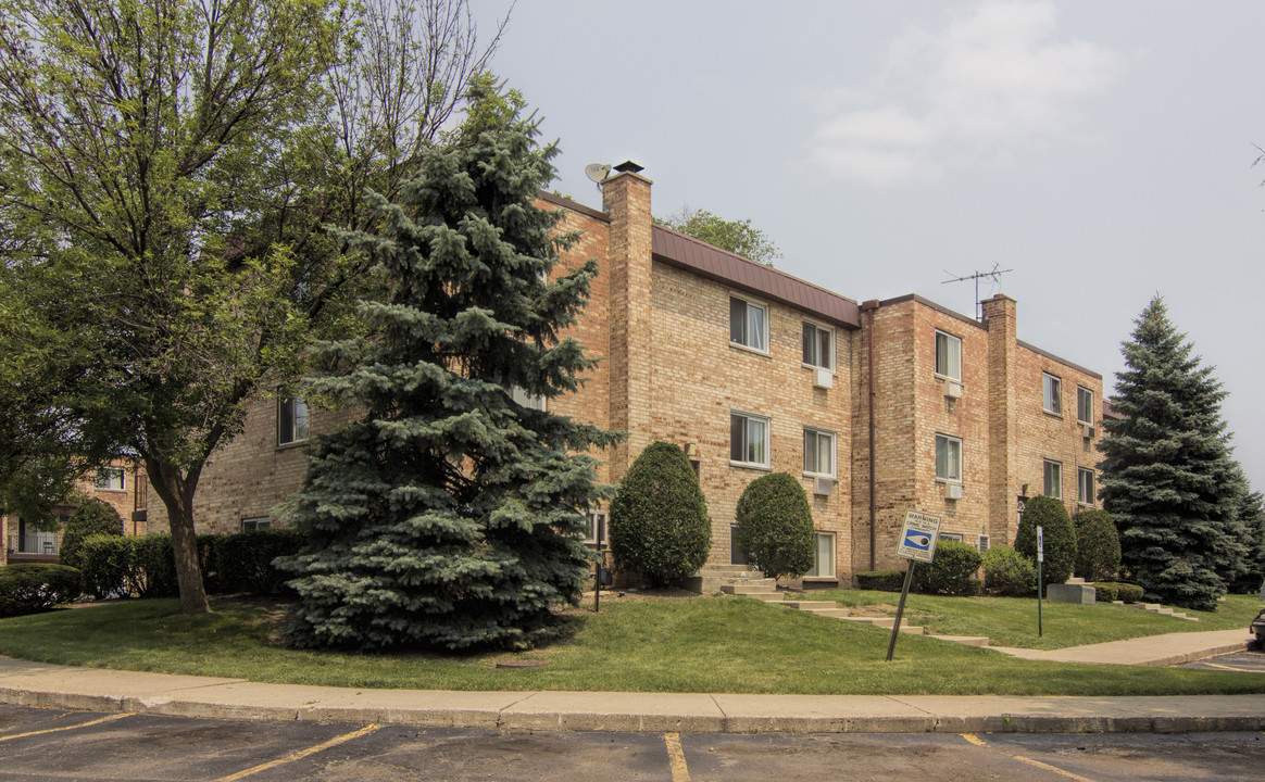 355-359 Hawthorne cir in Mount Prospect, IL - Building Photo