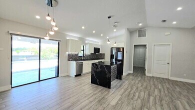 4020 NW 41st Pl in Cape Coral, FL - Building Photo - Building Photo