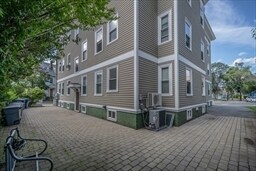 1586 Cambridge St, Unit 2 in Cambridge, MA - Foto de edificio - Building Photo