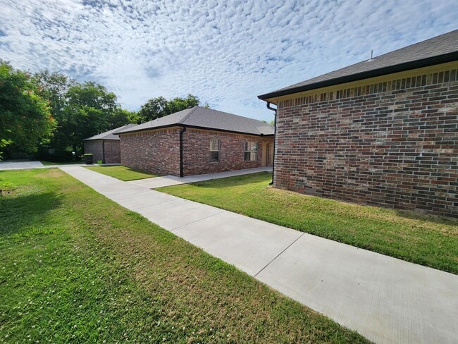 422 E 13th St in Ada, OK - Building Photo - Building Photo
