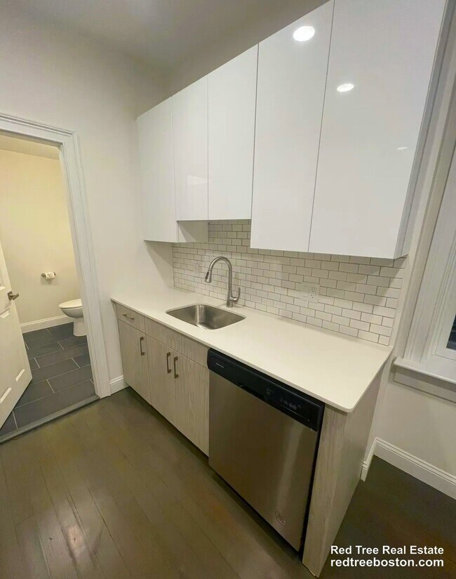 31 Temple St, Unit 2F in Boston, MA - Foto de edificio - Building Photo