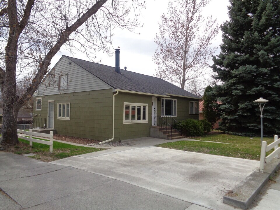 2622 Rimrock Rd in Billings, MT - Building Photo