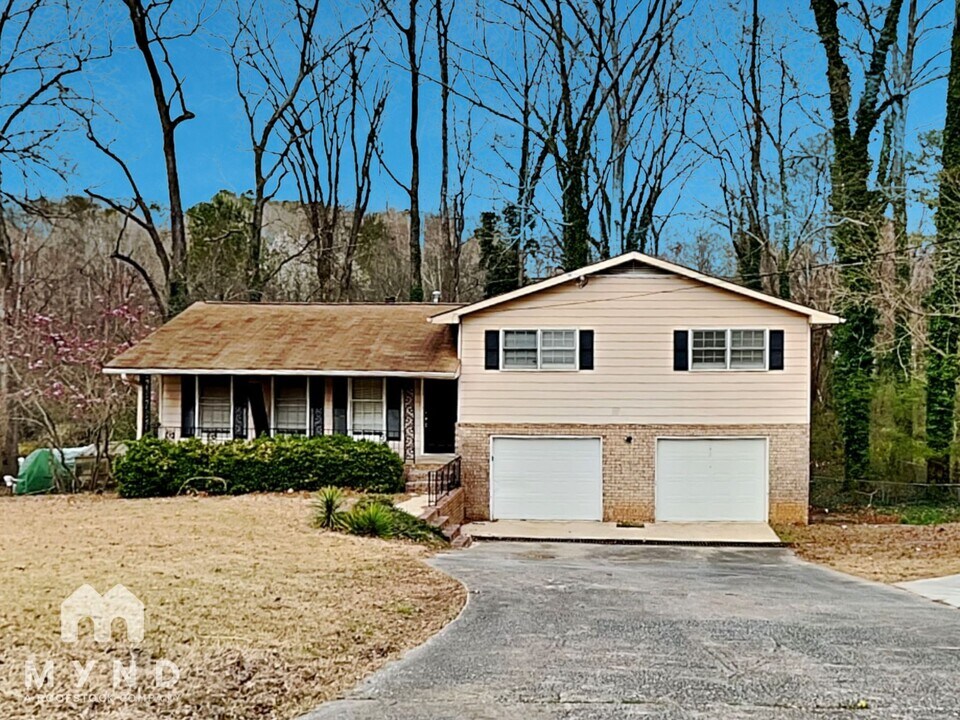 1687 Coronet Dr in Riverdale, GA - Building Photo