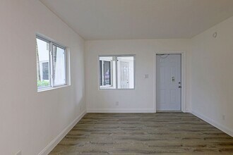 2590 First St in Ft. Myers, FL - Foto de edificio - Building Photo