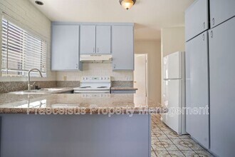 5553 Adobe Falls Rd in San Diego, CA - Building Photo - Building Photo