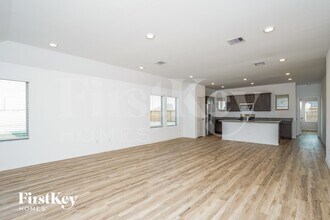 7518 Oakmont Ave in Mont Belvieu, TX - Foto de edificio - Building Photo