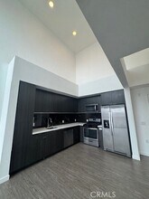 5750 Hollywood Blvd, Unit 703 in Los Angeles, CA - Building Photo - Building Photo