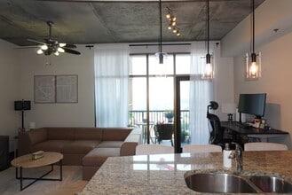 1510 Demonbreun St, Unit 1406 in Nashville, TN - Foto de edificio - Building Photo
