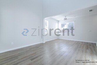 3301 Myna Way in Sacramento, CA - Foto de edificio - Building Photo