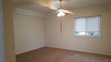 236 Washington St, Unit Apt. C in Morrisville, PA - Building Photo - Building Photo
