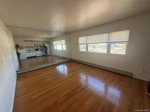 393 Long Beach Rd in Island Park, NY - Foto de edificio - Building Photo