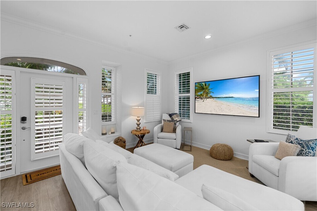 991 8th St S in Naples, FL - Building Photo