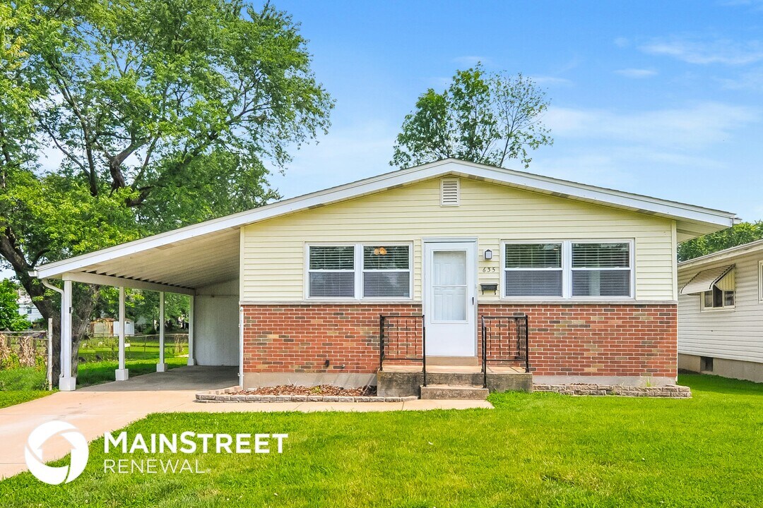 635 Loyola Dr in Florissant, MO - Foto de edificio