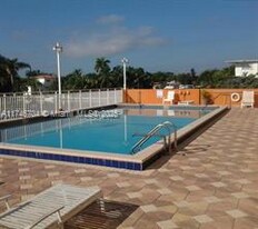 2450 NE 135th St, Unit # 410 in North Miami, FL - Building Photo
