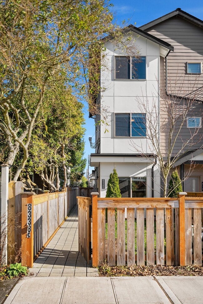 8338 27th Ave NW, Unit B in Seattle, WA - Building Photo - Building Photo