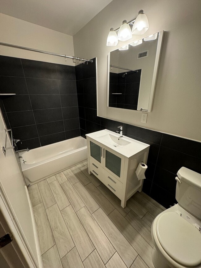 4049 Spruce St, Unit A in Philadelphia, PA - Foto de edificio - Building Photo