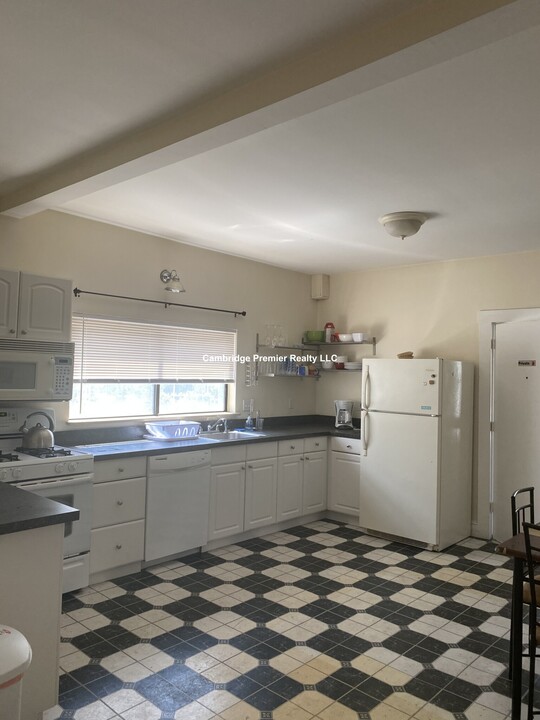 214 Broadway, Unit 3 in Cambridge, MA - Building Photo