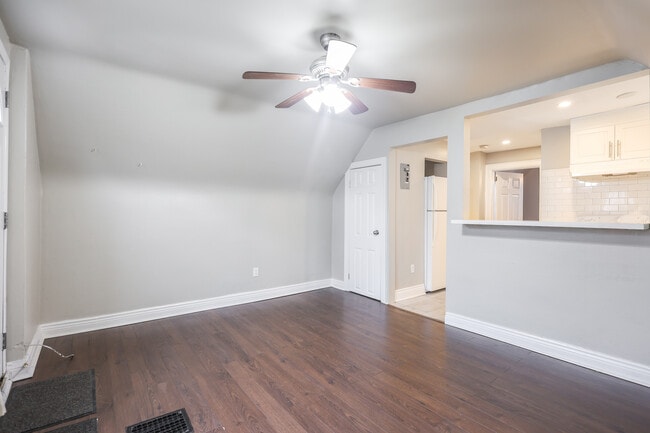 24 Holton Av S in Hamilton, ON - Building Photo - Building Photo