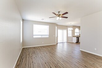 9032 W Preston Ln in Tolleson, AZ - Foto de edificio - Building Photo