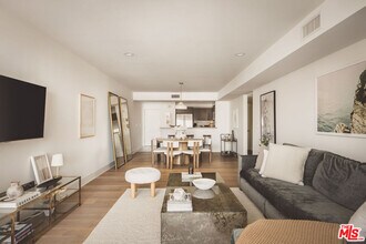 118 Kings Rd in Los Angeles, CA - Building Photo - Building Photo