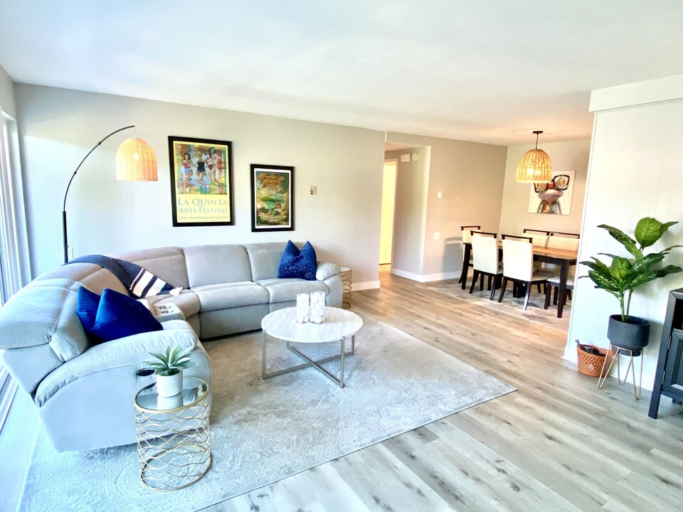 560 Avenida Sevilla in Laguna Woods, CA - Building Photo