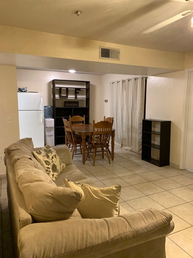 2360 SW Archer Rd in Gainesville, FL - Foto de edificio - Building Photo