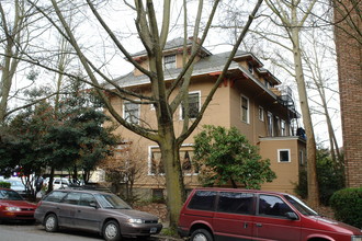 2229 NW Everett St in Portland, OR - Foto de edificio - Building Photo