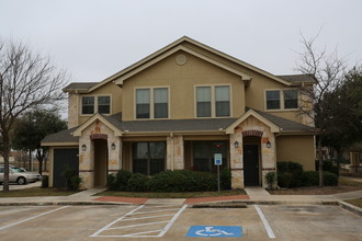 The Meadows at Bentley Drive in San Antonio, TX - Building Photo - Building Photo