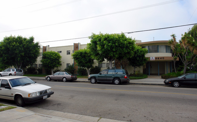 Coronet Apartments in Hawthorne, CA - Building Photo - Building Photo