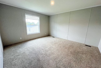 6588 N Hampshire Dr in Holly, MI - Foto de edificio - Building Photo