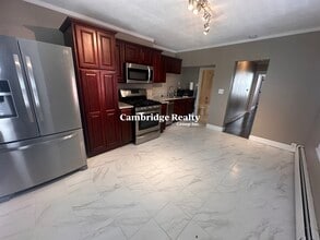 20 Linden St, Unit 1A in Somerville, MA - Foto de edificio - Building Photo