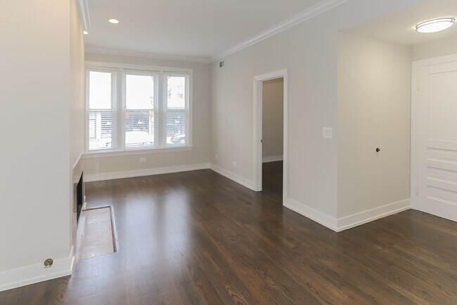 3852 N Southport Ave, Unit 3852-1